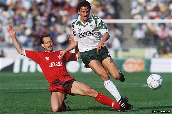 Wynton Rufer playing for Werder Bremen