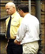 هادی سليمانپور (راست) هنگام ورود به دادگاه لندن