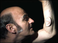 O artista Stelarc disse que a orelha é um acréscimo à forma do corpo