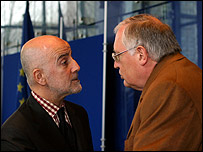 BM Kıbrıs Özel Temsilcisi Alvaro de Soto ve AB Komisyonu üyesi Günter Verheugen 