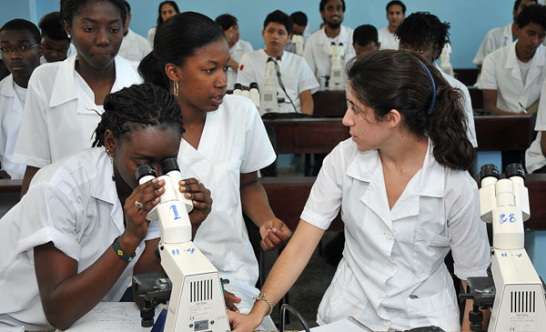 Estudiantes extranjeros de la Escuela Latinoamericana de Ciencias Médicas de La Habana. (Foto: Raquel Pérez) 