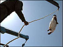 İran'da asılarak idam edilen bir kişi