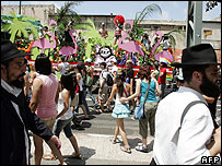 Parada Gay de Tel Aviv reuniu 20 mil sem maiores problemas