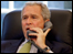 O presidente dos EUA, George W. Bush, fala ao telefone com o presidente da Colômbia, Álvaro Uribe