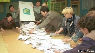 Виборча комісія рахує бюлетені 