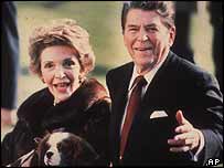 رونالد ريگان در کنار همسرش، نانسی