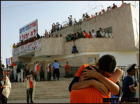 Colonos resistem em Kfar Darom