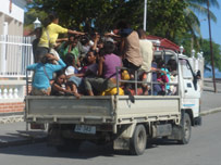 Habitantes de Díli tentam deixar a capital em caminhão