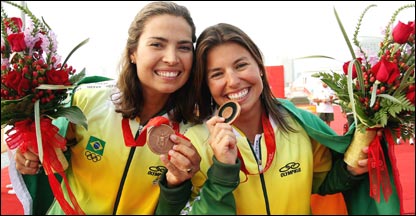 As velejadoras brasileiras Isabel Swan e Fernanda Oliveira. Foto de Wander Roberto / COB