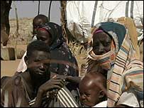 Darfur'da evlerinden ayrılan Sudanlılar