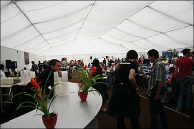 چادر خبرنگارها که ما هم کنارش یک میز داشتیم