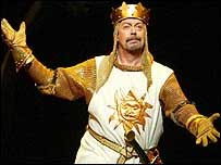 O rei Arthur do musical "Spamalot"