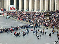 Fiéis entram na praça de São Pedro, antes do funeral