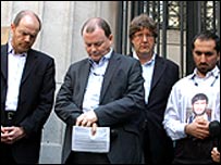 مارک تامسن، مدیر کل بی بی سی، مارک بایفورد، معاون وی و ریچار سمبروک، رئیس خبر در سرویس جهانی در مقابل بوش هاوس