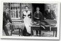 Teiliwr Myddfai yn fachgen ifanc. Pwy yw'r gweddill?