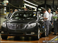 Linha de montagem da Opel em Ruesselsheim, Alemanha