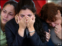 بستگان اندوهگين سرنشينان هواپيما