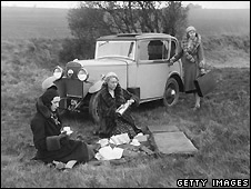 1925 motoring picnickers.jpg