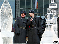 Jogo de xadrez com peças de gelo em Moscou