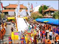 Đại trai đàn tại chùa Vĩnh Nghiêm, TP HCM (ảnh của Làng Mai)