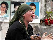 बेसलान के स्कूल में विलाप करती महिला