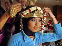 آدينا يکی از شرکت کنندگان در مسابقات زيبايی اندونزی