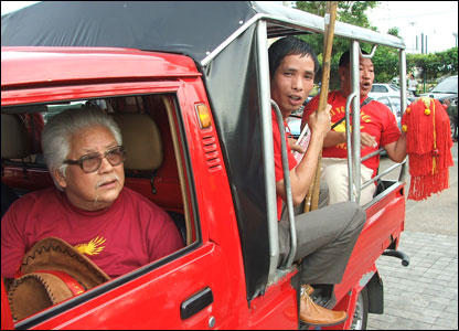 Nghệ sĩ Đức Trung cùng nhóm cổ động viên cho đội tuyển Việt Nam