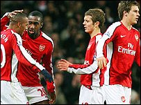 Cầu thủ Arsenal chia vui sau cú ghi bàn 