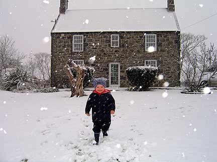 Huw o Fotwnnog yn ei storm eira gyntaf