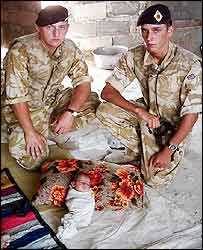 Bebê iraquiano encontrado por soldados americanos