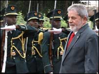 Em Luanda, o presidente Luiz Inácio Lula da Silva passa em revista às tropas angolanas. Foto: Ricardo Stuckert/PR 