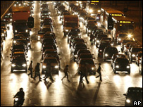 Trânsito pesado aguarda passagem de pedestres em Brasília