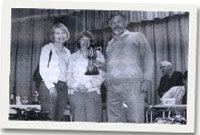 Merched Alun Williams yn cyflwyno cwpan i Robert Edwards