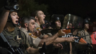 Agentes de policía armados