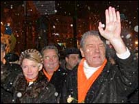 Ющенко і Тимошенко на Майдані. Фото УНІАН