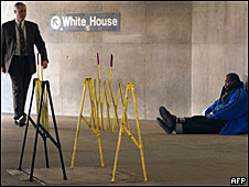 Un hombre pasa junto a un indigente en el metro de Washington