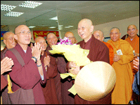 Đón Thiền sư Thích Nhất Hạnh (ảnh của Làng Mai)