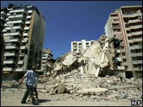 Prédio destruído em um subúrbio de Beirute
