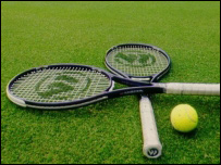 टेनिस के रैकेट और गेंद