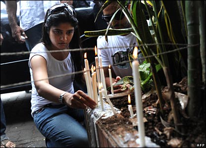 Đốt nến bên ngoài quán cafe Leopold