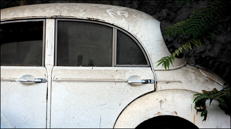 Coche antiguo abandonado