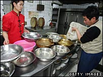 Funcionários de restaurante estocam água em Harbin