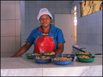 Merenda é levada à sala de aula, para evitar confusão