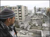 Palestino observa destruição em Gaza