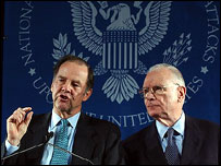 توماس کين (چپ)، رئيس، و لی هميلتون، نايب رئيس کميته تحقيق