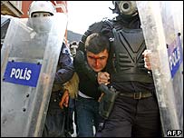 Manifestante é levado pela polícia em Istambul