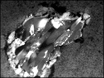 يکی از ذرات نمونه استارداست (ناسا/جی پی ال-کلتک/دانشگاه واشنگتن)