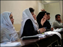 کارمنده مېرمنې