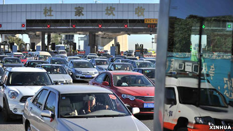 中國京港澳高速公路北京杜家坎收費站出城車輛排起長龍(新華社圖片30/9/2012)