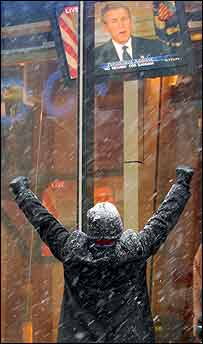 Americano assiste à discurso de Bush na TV após captura de Saddam Hussein